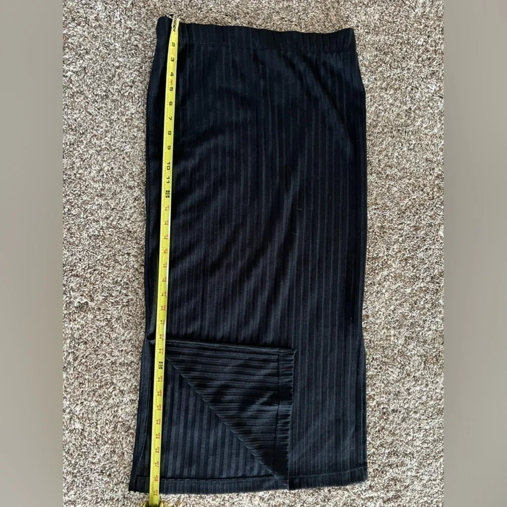 H&M Black Ribbed Pencil Skirt, Mid Length, Elastic Waist Size Medium